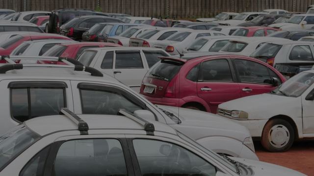 carros estacionados no pátio para ilustrar matéria sobre autopeças