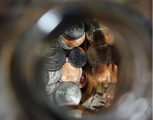 foto de um pote com moedas para representar investimento