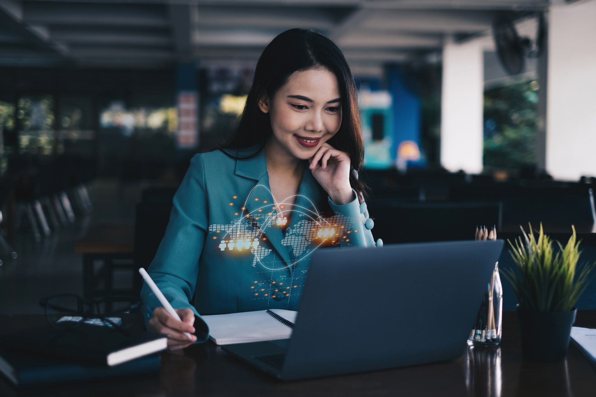 mulher está sentada à mesa do escritório, avalia possibilidades de investir em renda passiva.