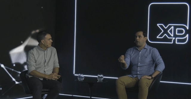 Tiago Maranhão, editor da Alexa, e Rodrigo Stoqui, cofundador da JustForYou, na Expert XP 2021