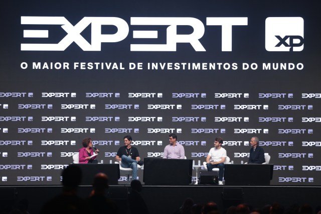 Cristiane Correa, Guilherme Benchimol, Fabricio Bloisi, Pedro Franceschi e Carlos Alberto Sicupira em painel da Expert XP 2022