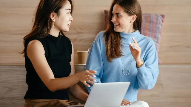 Mulheres conversando sobre o que é uma Startup.