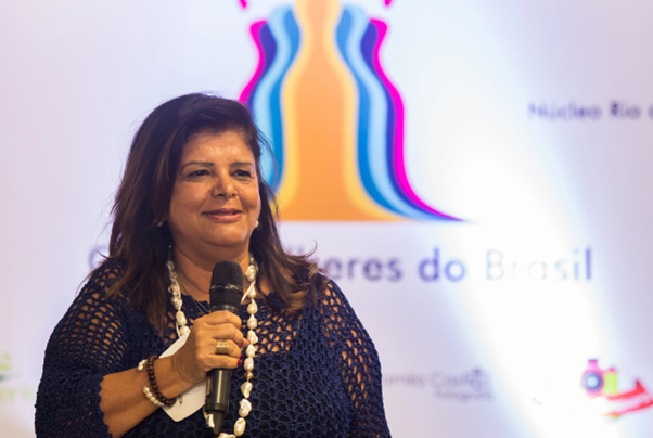 Luiza Trajano com microfone em evento do Grupo Mulheres do Brasil