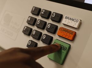 Cabina de votação com a nova urna modelo UE2020 é apresentada em seção eleitoral simulada no Tribunal Regional Eleitoral do Rio de Janeiro