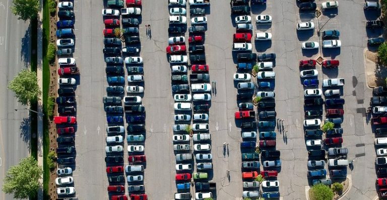 Estacionamento cheio de carros.