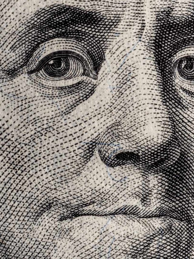 Por que o dólar está caindo? Confira o que está por trás da queda da moeda