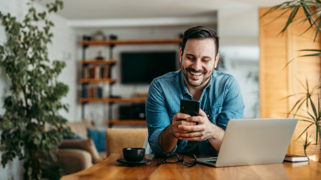 Investidor em sua casa analisa requisitos para aplicar em fundos exclusivos.