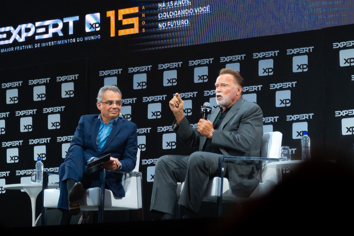 Painel com Arnold Schwarzenegger (à dir.) e José Berenguer, CEO do Banco XP durante a Expert XP 2025