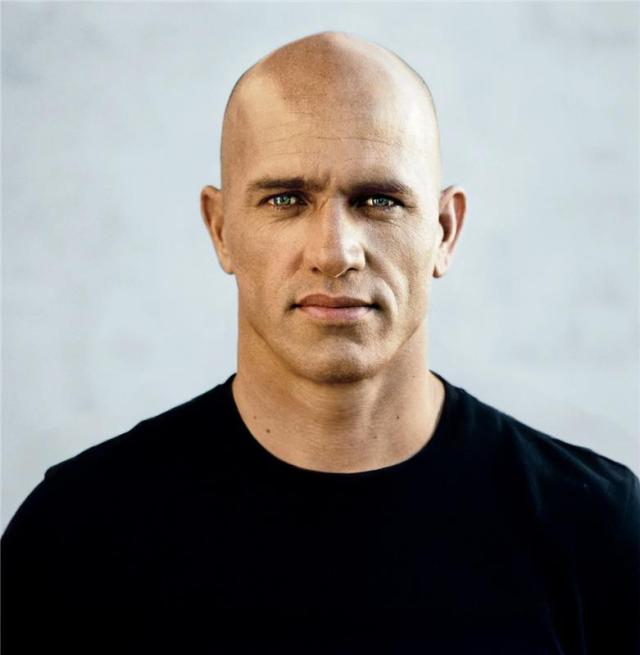 Robert Kelly Slater - headshot com fundo 1